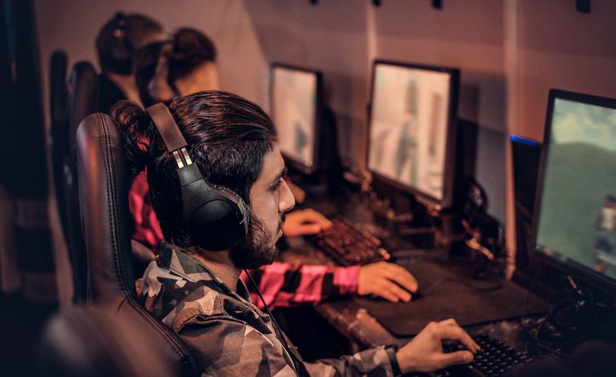 Jogador em partida online com internet de baixa latência